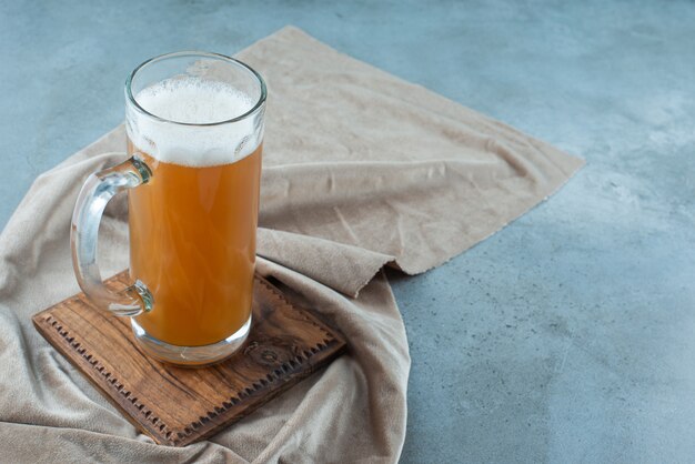 Auf Dem Klavier Steht Ein Glas Bier