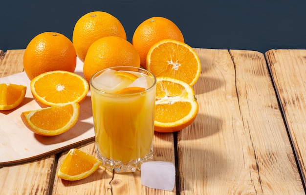 Ein glas frisch gepresster orangensaft mit eiswürfeln und einem ...
