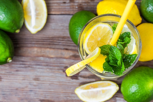 Ein Glas Hausgemachte Limonade Minze Kostenlose Foto