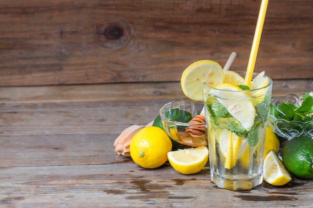 Ein Glas Hausgemachte Limonade Minze Kostenlose Foto