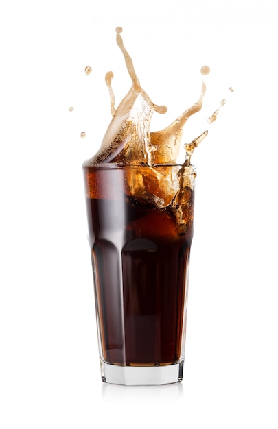 Ein glas kalter cola mit einem schuss eiswürfeln Premium