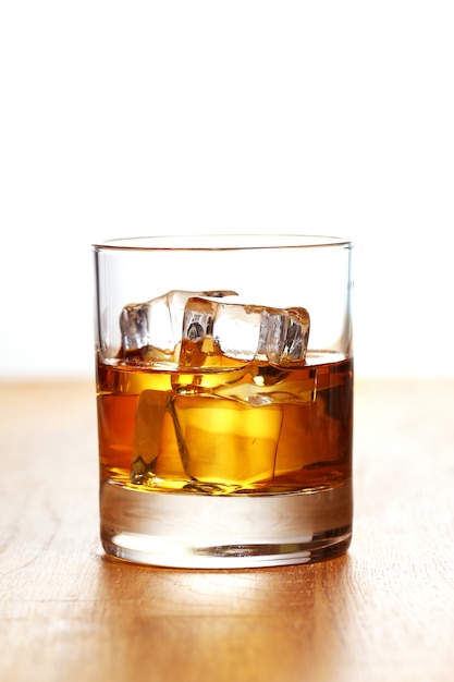 Ein glas kalter whisky Kostenlose Foto