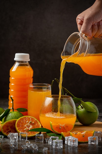 Ein glas orangensaft und frisches obst auf dem boden mit