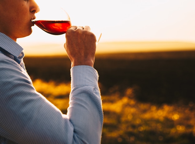 Ein glas wein bei sonnenuntergang PremiumFoto