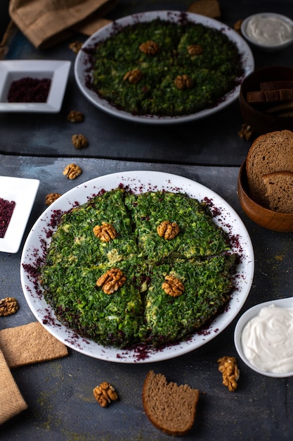 Ein hühnersalat von vorne mit walnüssen und gemüse in einem weißen ...