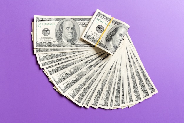 Ein hundert-dollar-währungsfanabschluß oben, draufsicht des geschäftskonzeptes auf farbigem hintergrund mit kopienraum Premium Fotos
