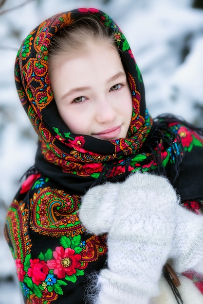 Ein mädchen in einem russischen halstuch im winter Premium Fotos
