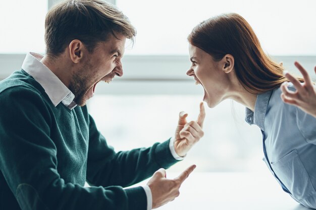 Ein Mann Und Eine Frau Sitzen An Einem Tisch Und Unterhalten Sich Streiten Sich Ein Echter Streit Haushaltsprobleme Premium Foto