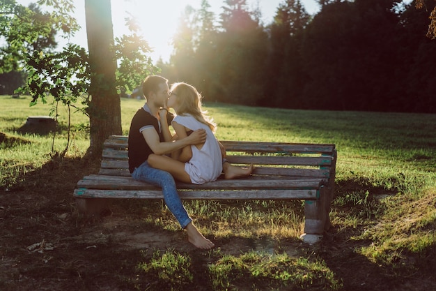 Ein Mann Und Eine Frau Sitzen Auf Einer Bank Und Küssen Sich Kostenlose Foto 