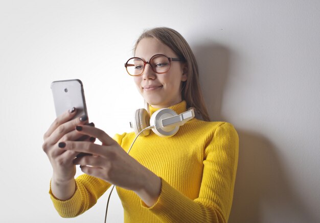 Ein selfie mit einem smartphone machen Premium Fotos