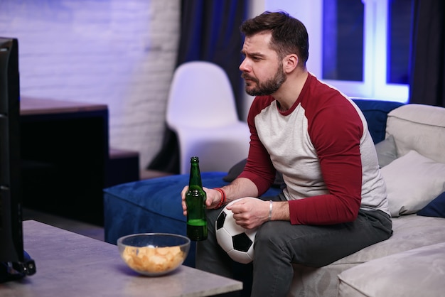 Premium Foto Ein Spiel Anschauen Frohliche Junge Manner Die Bier Trinken Und Snacks Essen Wahrend Sie Fernsehen