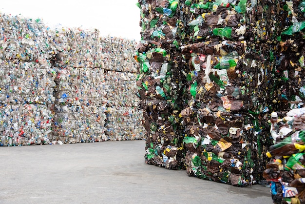 Ein stapel der verdrängten plastikflaschen an einer speicherbereinigungsanlage Premium Fotos