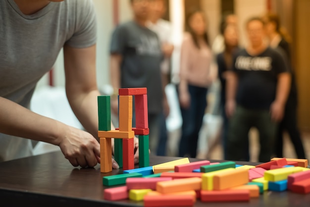 Ein stück holz spielen. Premium Fotos