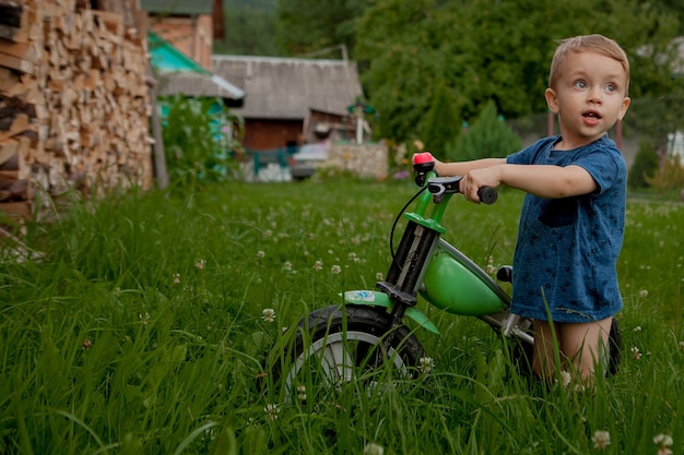 ein kleiner junge auf ein fahrrad