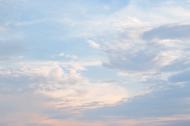 Ein weicher wolkenhintergrund, blauer himmel mit wolke ...