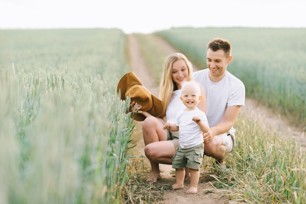 Eine Junge Familie Hat Spass Mit Ihrem Kleinen Baby Auf Dem Feld Premium Foto