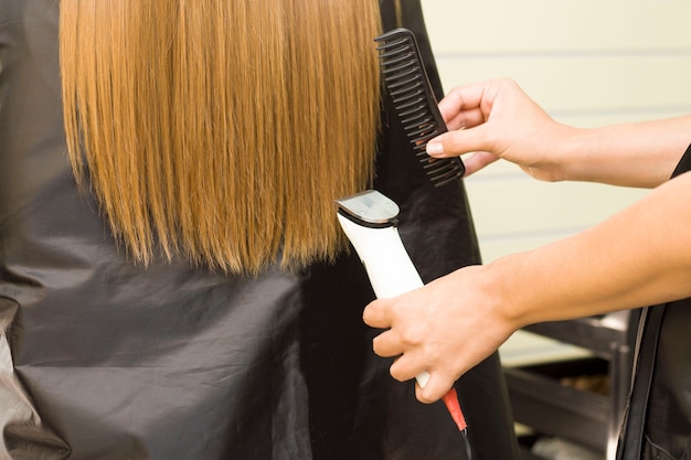 Eine Junge Frau Lasst Sich Mit Einem Haarschneider Die Haare Schneiden Friseur Premium Foto