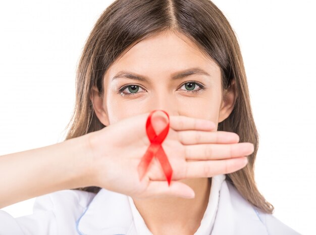Eine junge krankenschwester mit rotem aids-band Premium Fotos