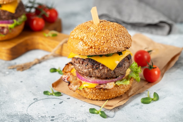 Eine reihe von hausgemachten leckeren burger. Premium Fotos