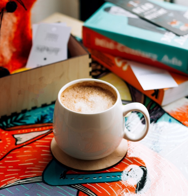 Eine Tasse Kaffee Mit Buchern Auf Dem Tisch Kostenlose Foto