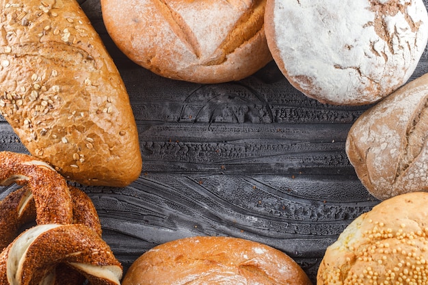 Einige Turkische Bagel Mit Brot Und Backwaren Auf Grauer Holzoberflache Draufsicht Freier Speicherplatz Fur Ihren Text Kostenlose Foto