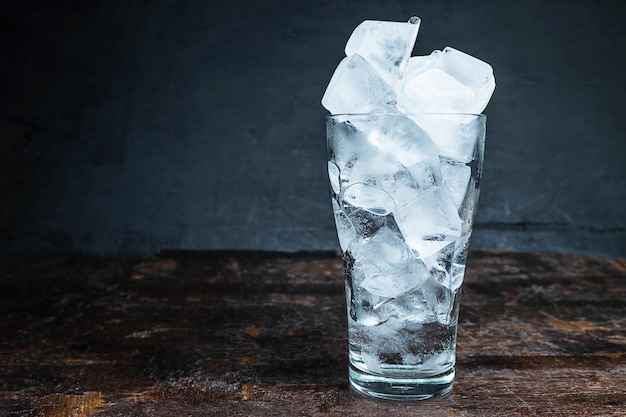 Eis in einem glas auf dem tisch PremiumFoto