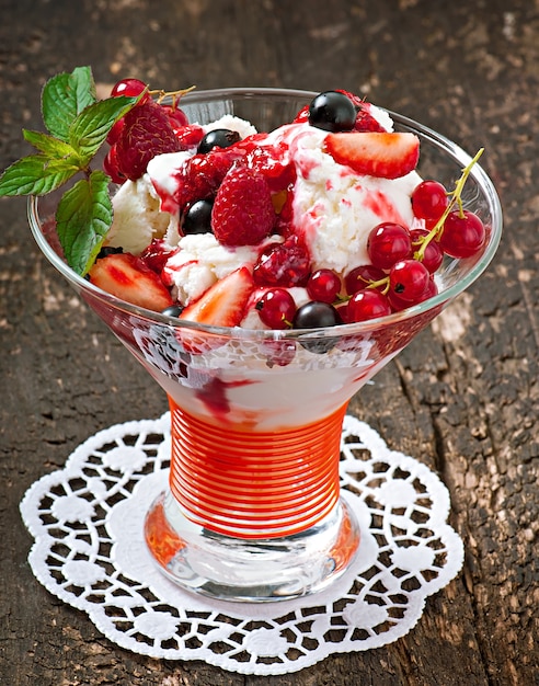 Eis mit beeren | Premium-Foto