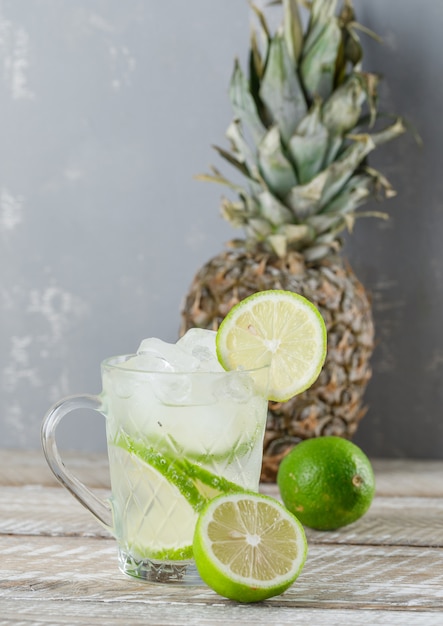 Eisiger Mojito Cocktail Mit Limetten Ananas In Einer Tasse Auf Holz Und Gips Seitenansicht Kostenlose Foto