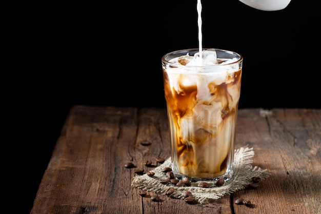 Eiskaffee in einem hohen glas mit sahne. | Premium-Foto