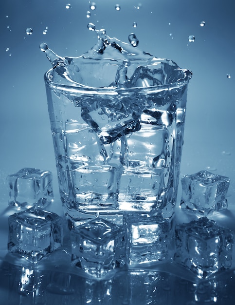 Eiswurfel In Ein Glas Wasser Giessen Spritzen Von Wasser Premium Foto