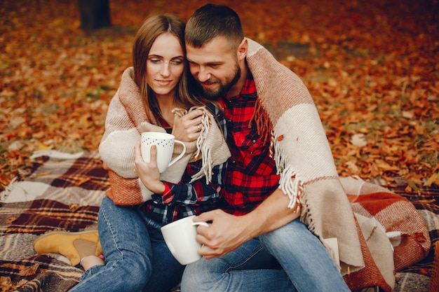 Elegante paare verbringen zeit in einem herbstpark Kostenlose Fotos