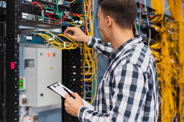 Elektroingenieur, der an netzschalter arbeitet Kostenlose Fotos