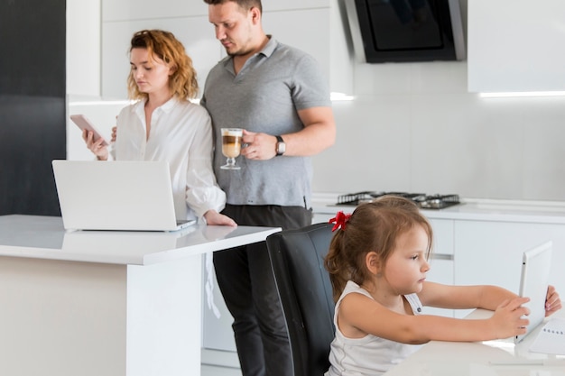 Eltern arbeiten von zu hause aus Kostenlose Foto