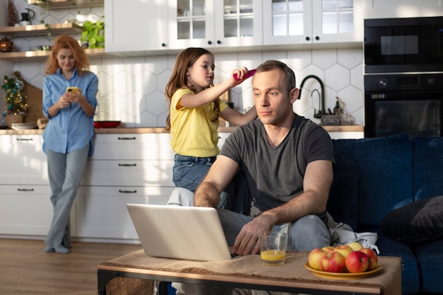 Eltern, die versuchen, von zu hause aus zu arbeiten