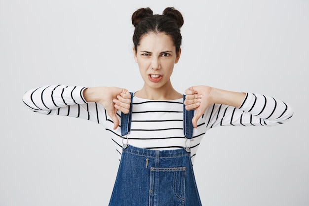 Enttauschte Teenagerin Daumen Runter Und Verzog Das Gesicht Kostenlose Foto