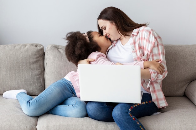 Entzückendes junges mädchen, glücklich, zu hause bei ihrer