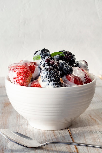 Erdbeer-brombeer-joghurt in der schüssel | Kostenlose Foto
