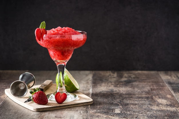 Erdbeer-margarita-cocktail im glas | Premium-Foto