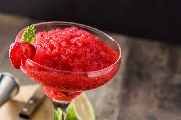 Erdbeer-margarita-cocktail im glas | Premium-Foto