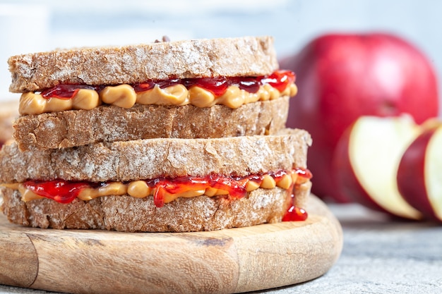 Erdnussbutter-marmelade-sandwich | Premium-Foto