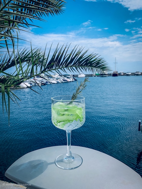 Erfrischender cocktail mit limette mit dem meer | Kostenlose Foto