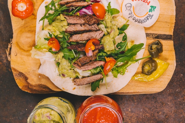 Erhöhte ansicht von mexikanischen tacos mit rindfleisch auf ...