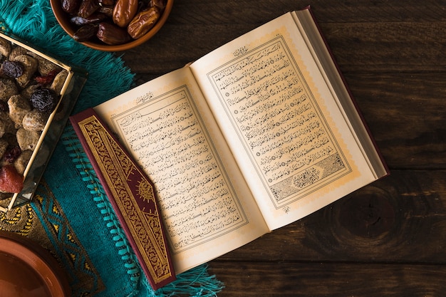 Er ffnet quran  in der n he von arabischen desserts 