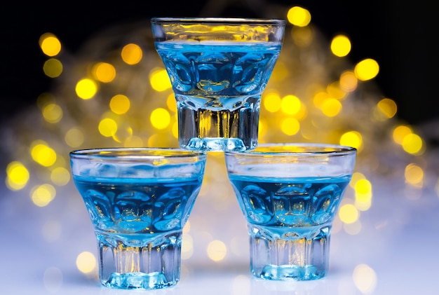 Erwachsene gehen in nachtclubs, um alkohol zu trinken und spaß zu haben Kostenlose Fotos