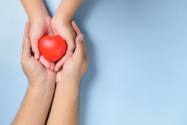 Erwachsene Und Kinderhande Die Rotes Herz Lokalisiert Halten Gesundheitswesen Liebe Und Familienversicherungskonzept Premium Foto