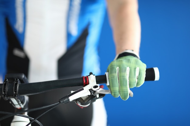 Erwachsener, der drinnen auf dem fahrrad sitzt PremiumFoto