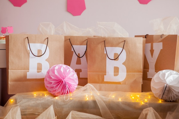 Es ist ein mädchen. babydusche. dekoration für die party. Premium Fotos