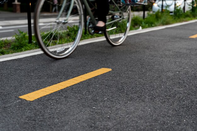 Fahrrad auf seitenansicht der straße Kostenlose Foto