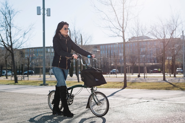 frau auf fahrrad in der stadt