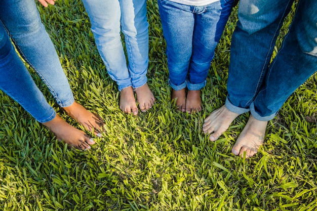 Familie barfuß auf dem gras | Kostenlose Foto
